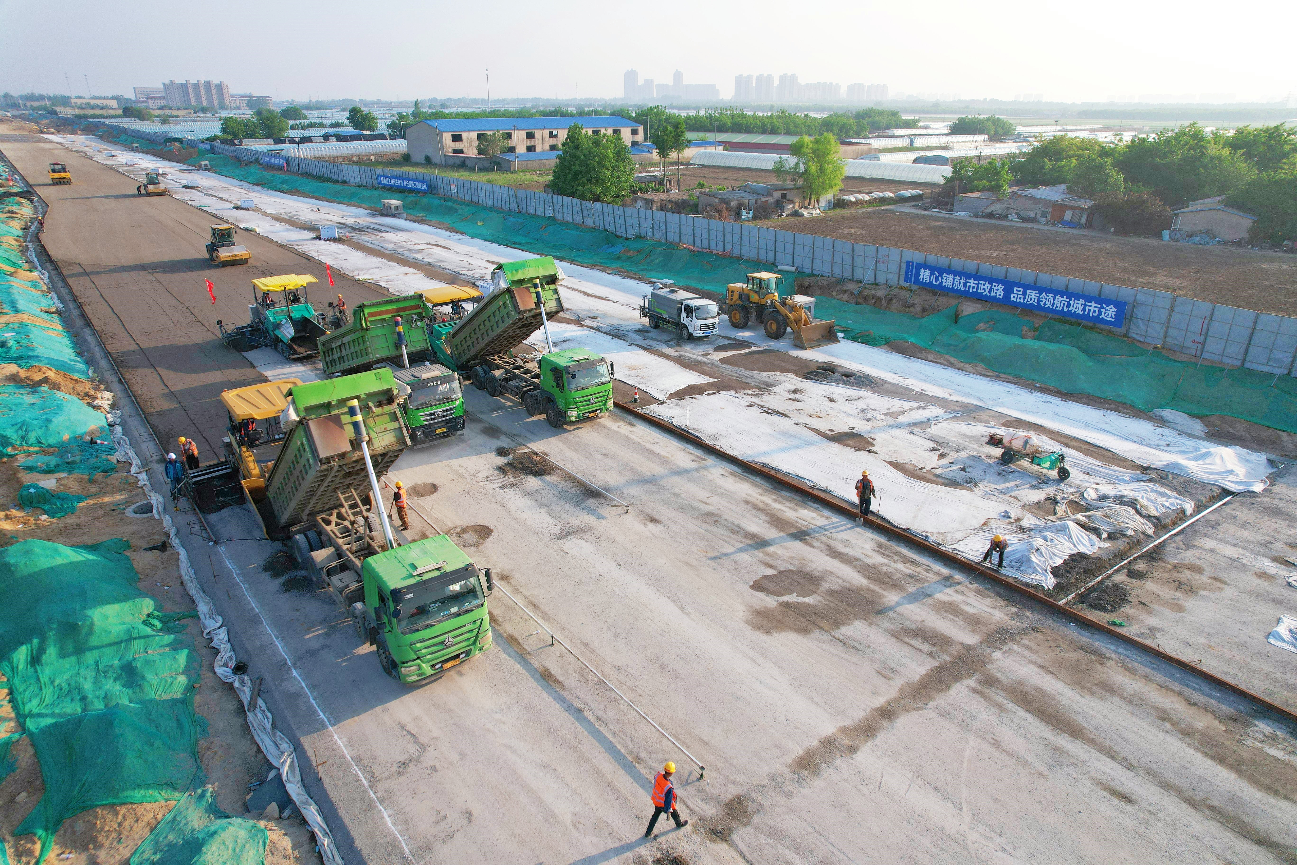 路桥公司路北市政二期项目规划三路水稳基层摊铺完成 - 中国二十 …