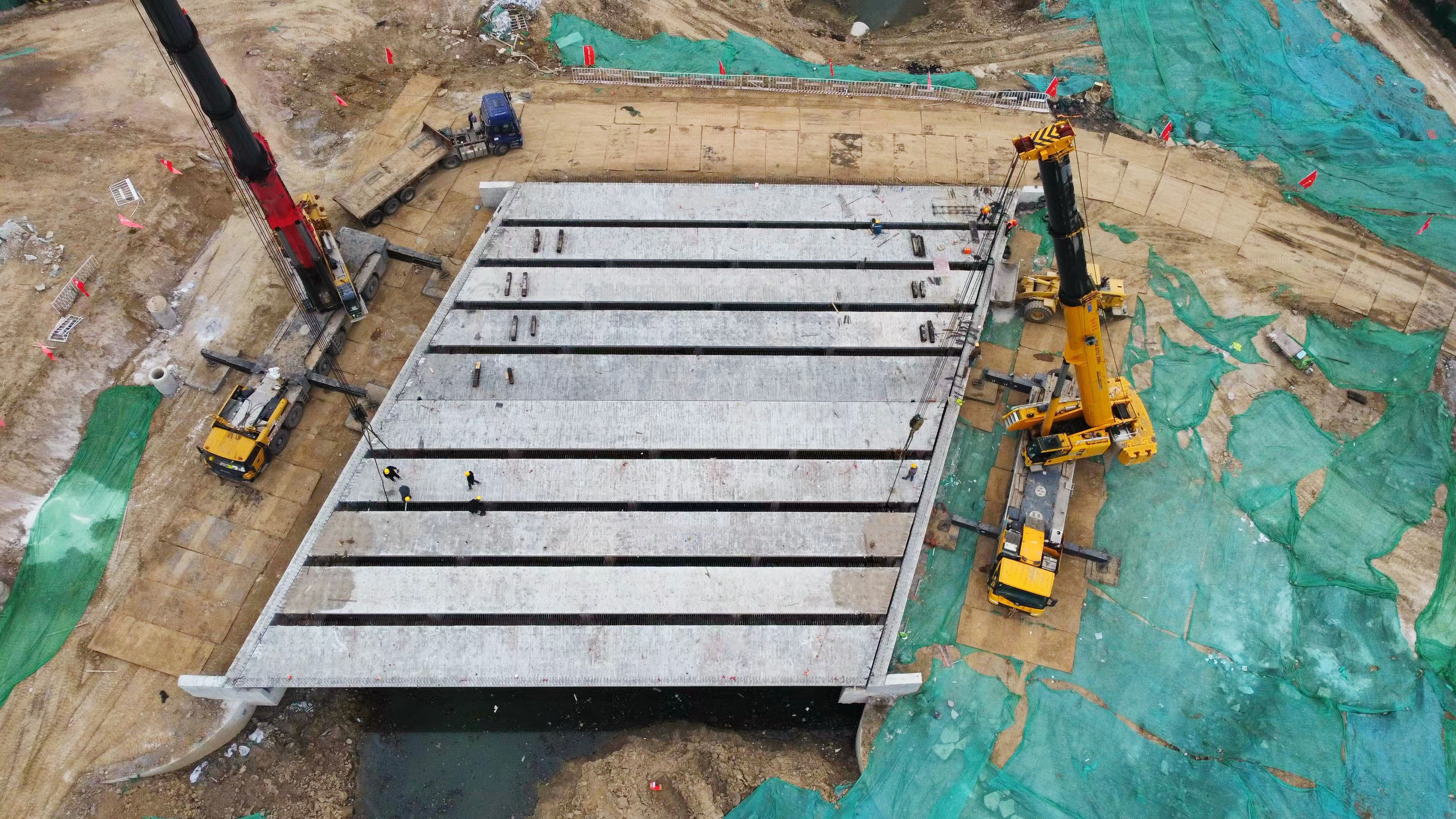 路桥公司保定项目一亩泉河桥箱梁架设完成 - 二十二冶路桥建设(河北)有限公司