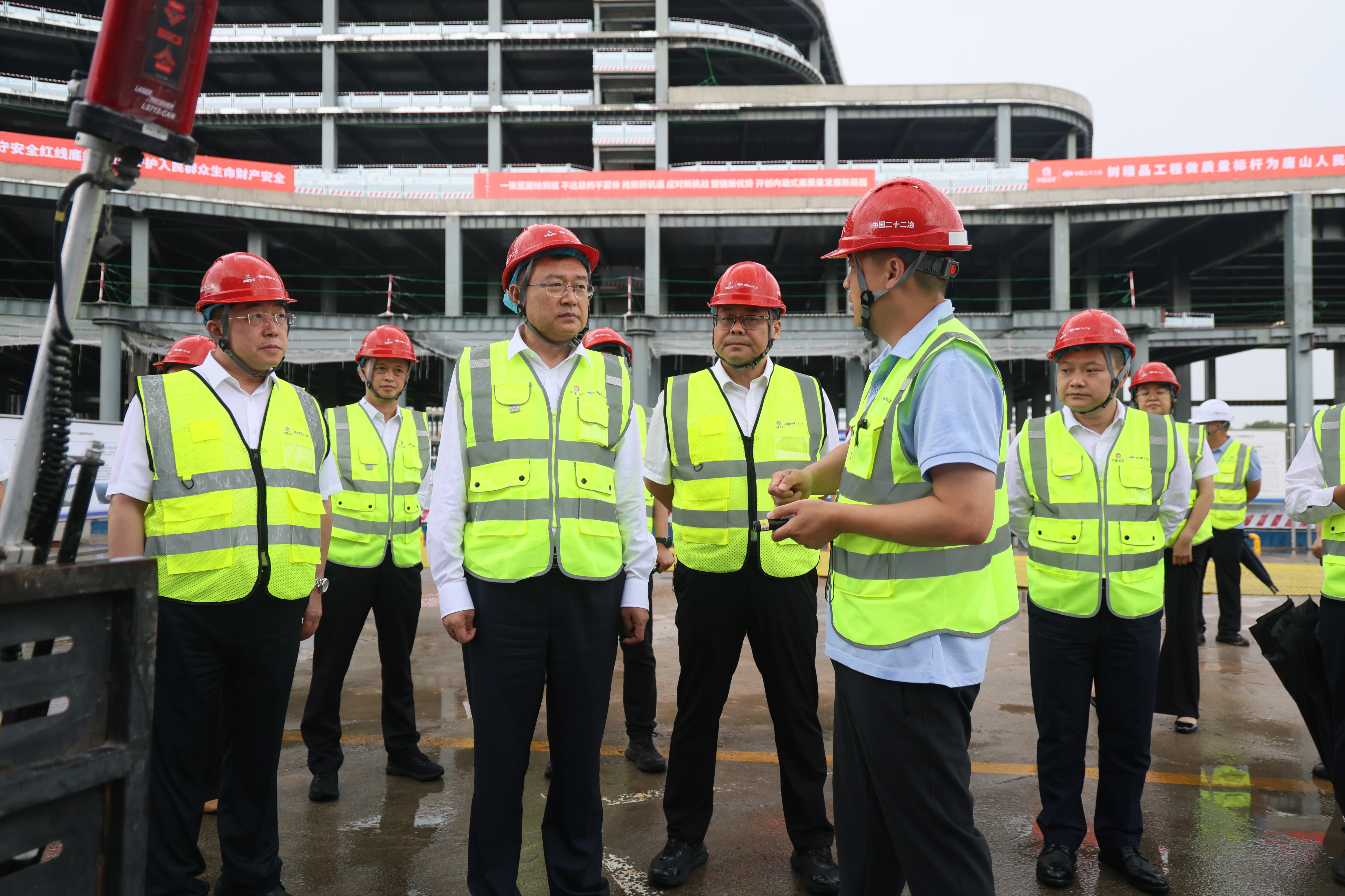 陈阳参观中国二十二冶唐山国家建筑示范基地.JPG